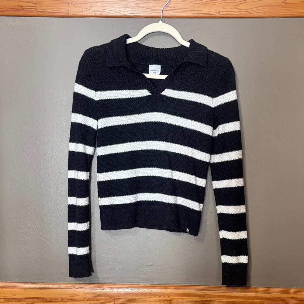 Abercrombie kids Striped Gray and White girl’s Sweater Sz 13/14